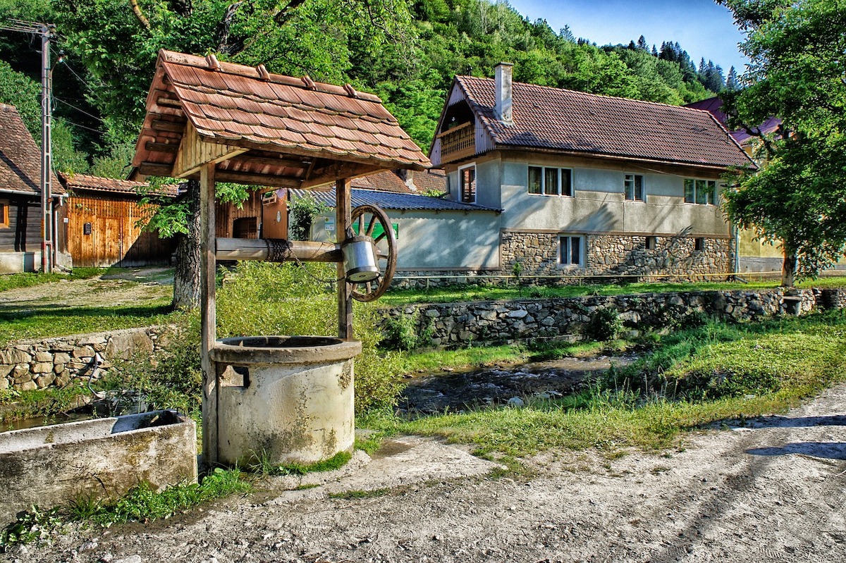 Acoperiș, infiltrații, crăpături. Când merită să cumperi o casă veche în jurul Sibiului? ”Intervențiile se pot traduce într-o căruță de bani, iar bugetul exact nu ai cum să îl prevezi. Dar merită„