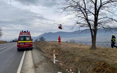 Accident la Târnava: Un autoturism s-a răsturnat și a intrat într-un copac. O femeie a murit