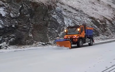 A nins la Sibiu: drum acoperit cu zăpadă spre Bâlea Drumarii sibieni au acționat cu 23 utilaje pe autostradă