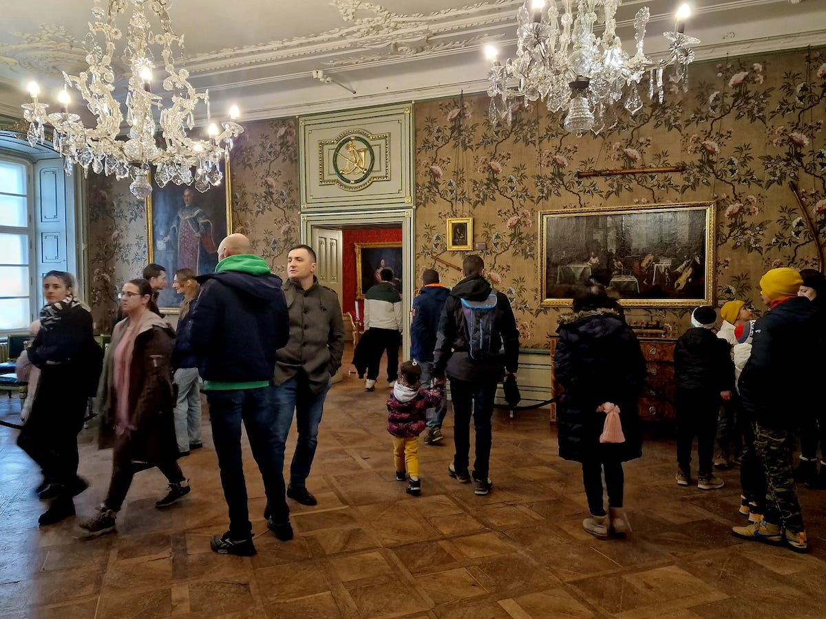 Peste 10 mii de persoane au intrat sâmbătă în Muzeul Brukenthal. ”Senzațional, uimitor, frumos, impresionant, excelent, cool, tare, beton”