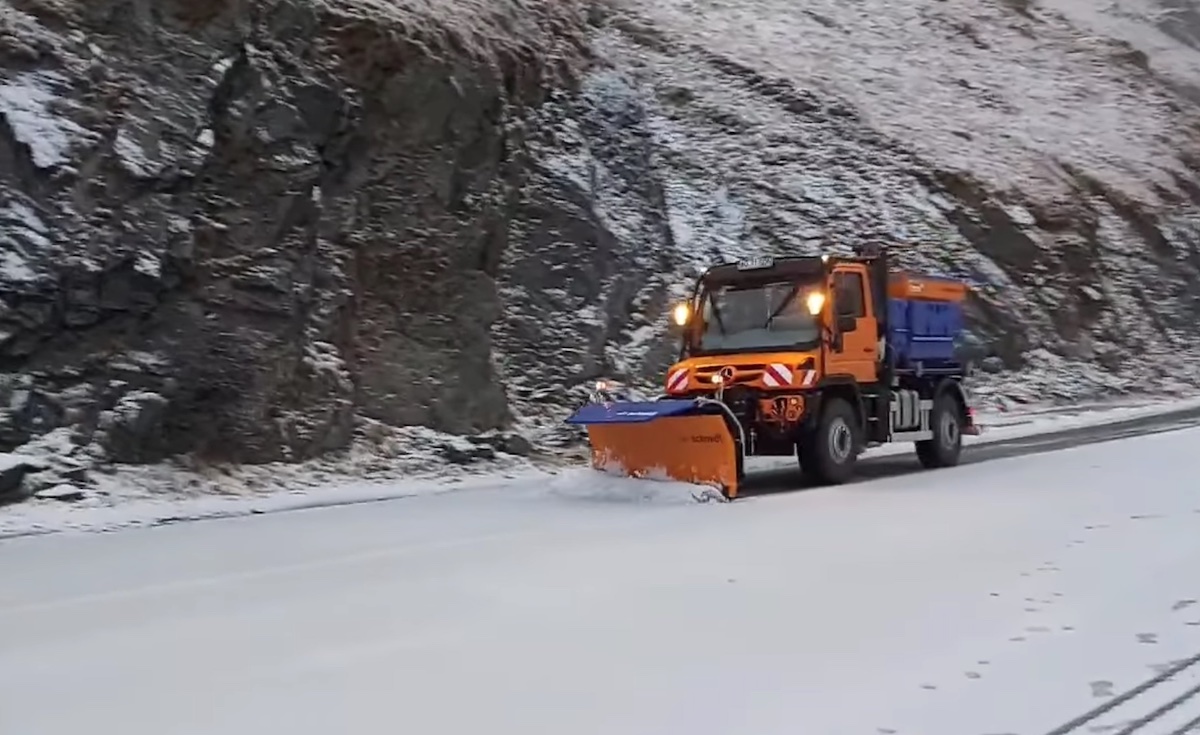 A nins la Sibiu: drum acoperit cu zăpadă spre Bâlea Drumarii sibieni au acționat cu 23 utilaje pe autostradă