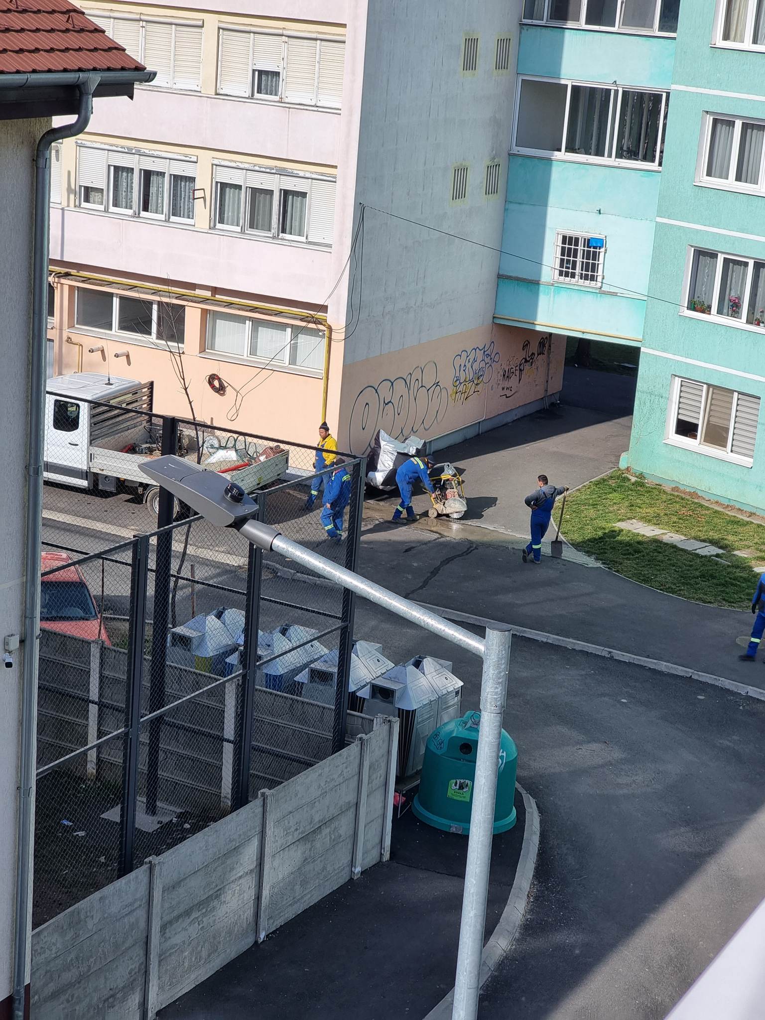 Sibian nemulțumit că muncitorii au spart strada după ce au asfaltat-o complet. Reacția primăriei