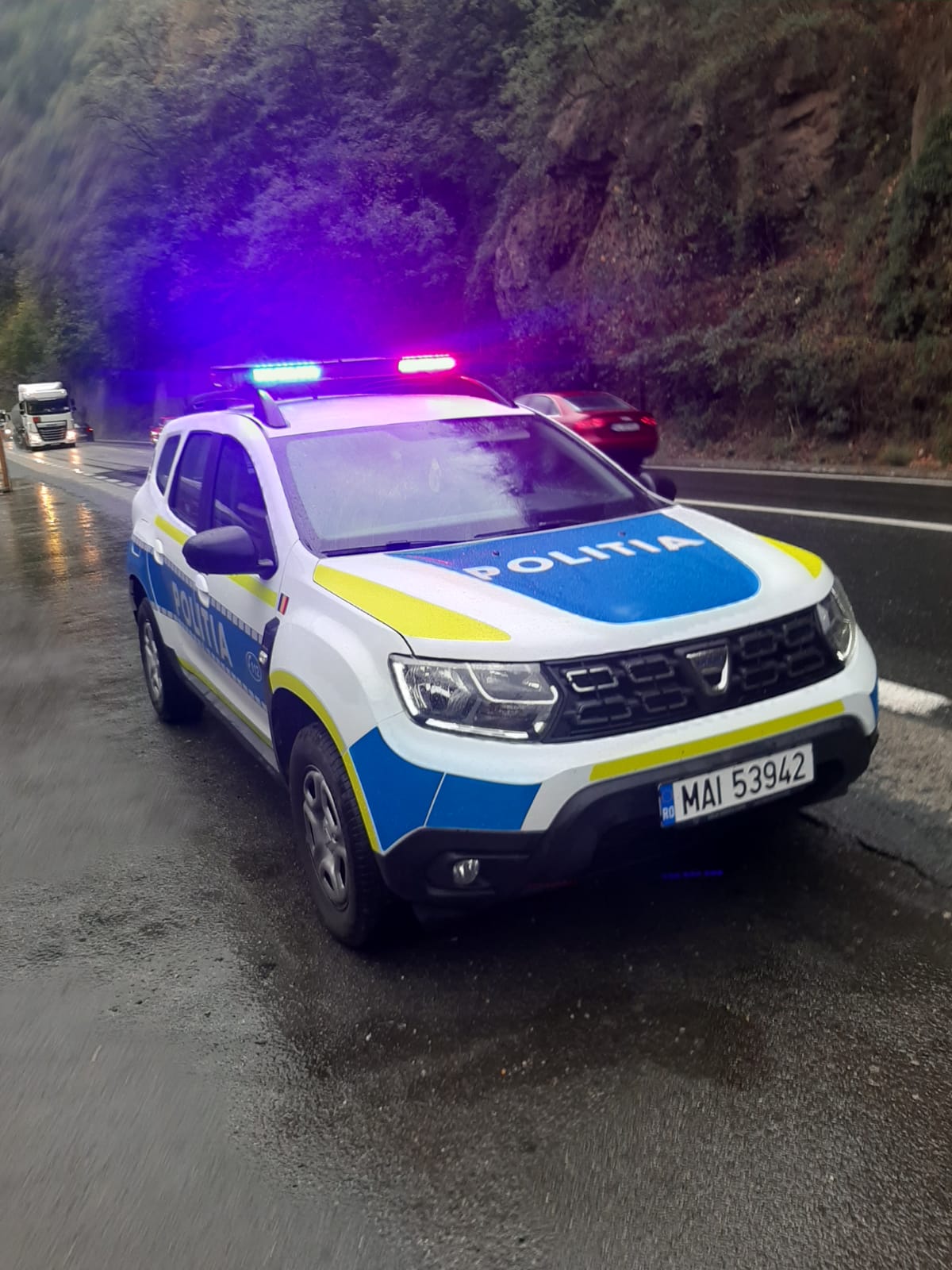 Infotrafic: coloane de mașini pe Valea Oltului din cauza unui accident şi al lucrărilor de toaletare copaci