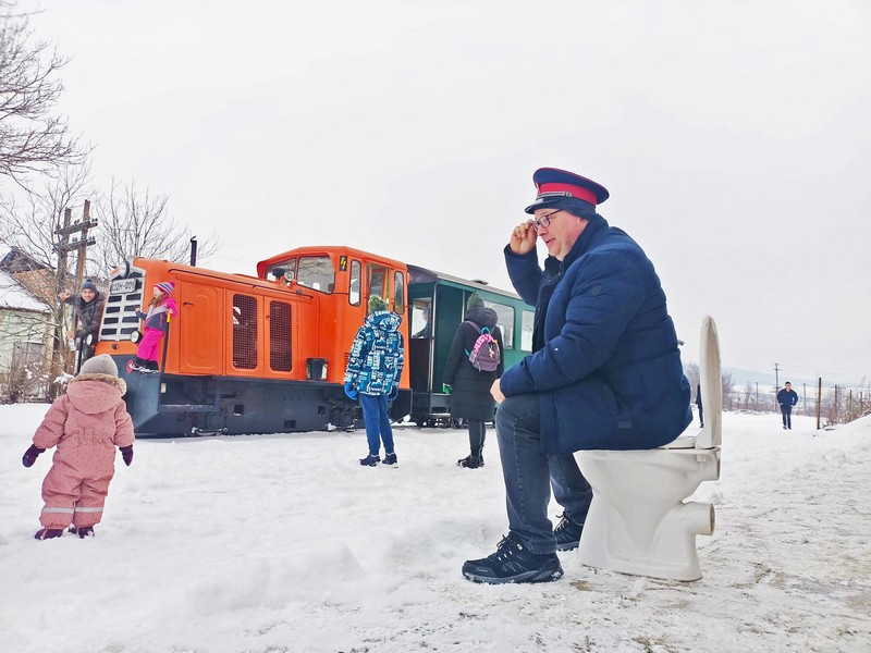 „Un tron pe peron”. Prietenii Mocăniței aleargă la maraton pentru a construi o toaletă în gara din Cornățel: Când le zicem să meargă după tufiș, turiștii se uită cam ciudat la noi