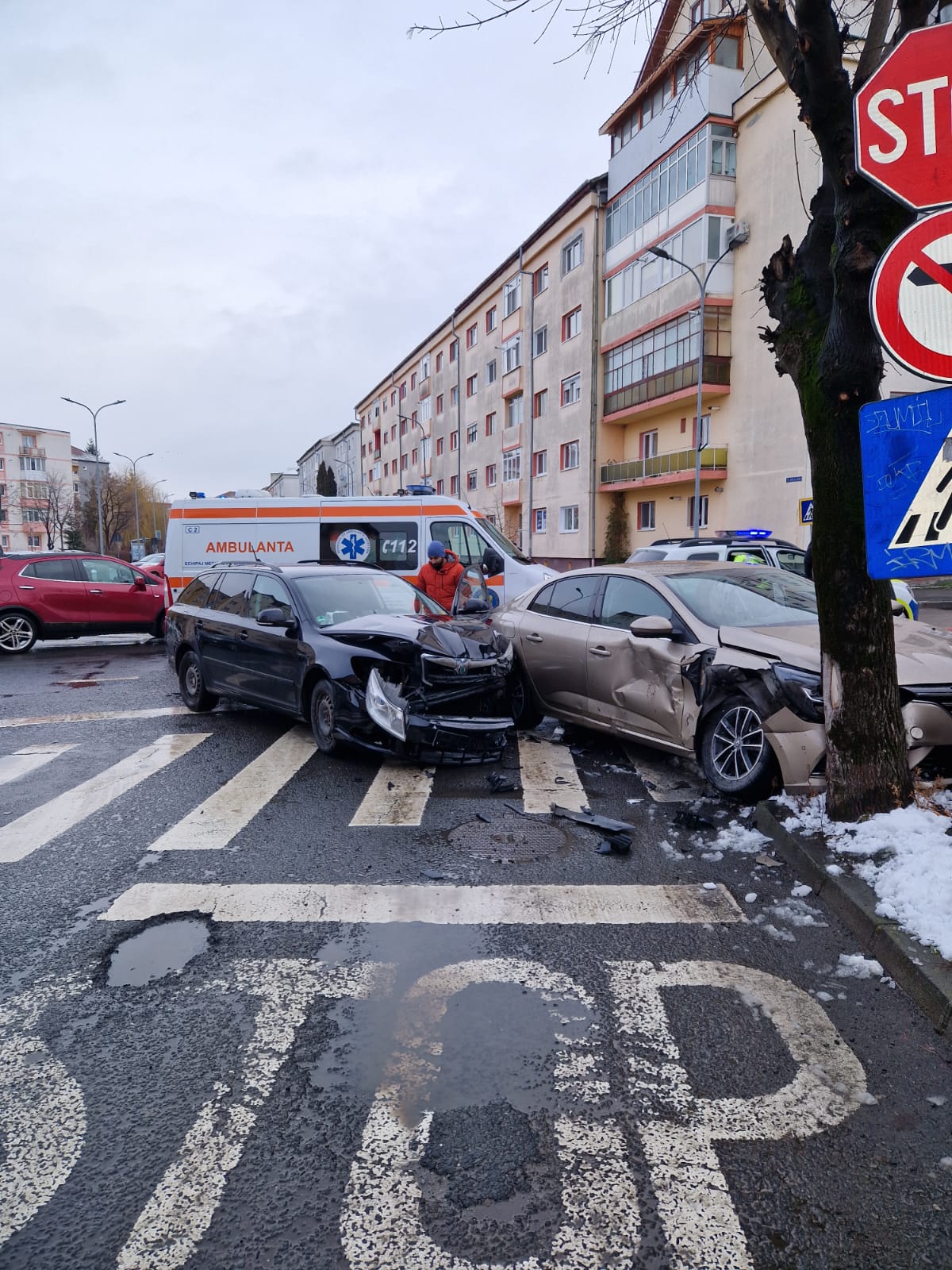 Accident pe Calea Cisnădiei. O șoferiță nu a acordat prioritate, iar o femeie însărcinată a ajuns la spital