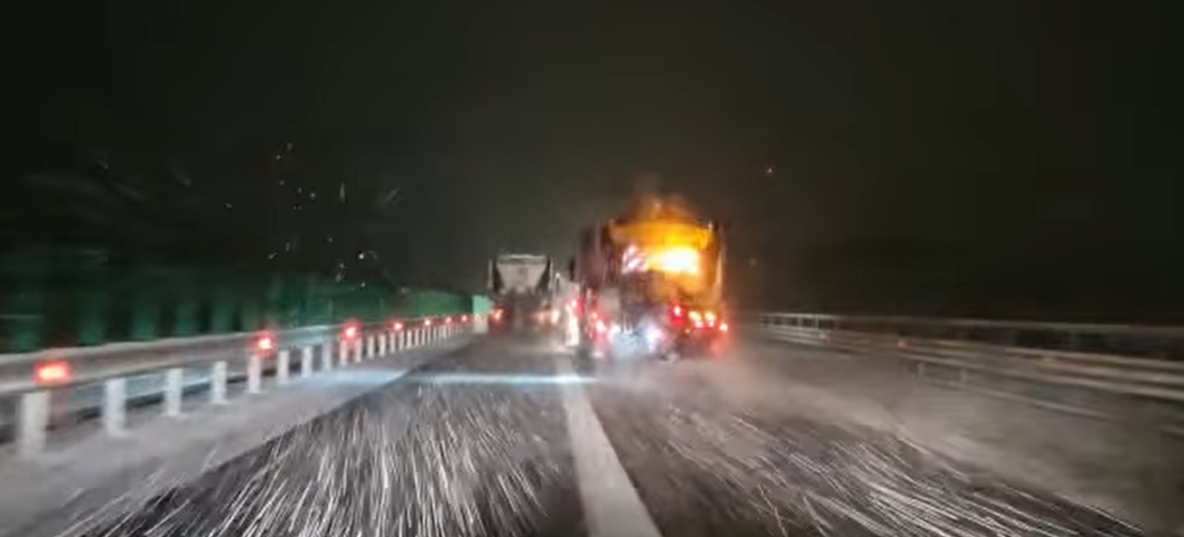 Se circulă greu pe A 1. Zăpada este viscolită pe carosabil