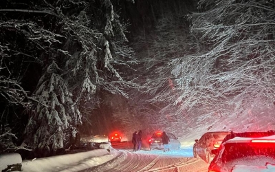 Mașini blocate în drum spre  Pălținiș. „Nu se poate urca decât cu lanțuri sau cu mașini 4x4”