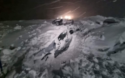 Actualizare: O avalanșă a avariat o cabană și mașinile din parcare în munții Făgăraș. Pompierii intervin pentru evacuarea turiștilor