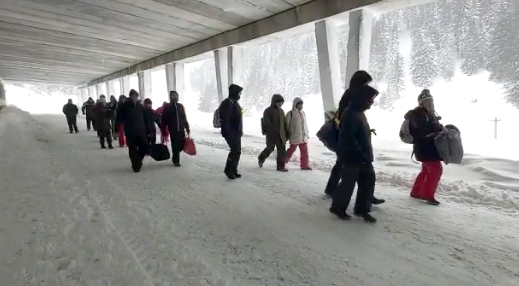 Cele 58 de persoane de la Cabana Capra au fost evacuate. CNAIR: doar o minune a făcut ca avalanșa să nu producă victime