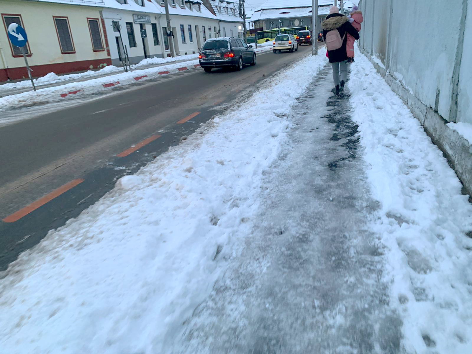 Gheață pe trotuarele din Sibiu. Meteorologii anunță ger și în zilele următoare