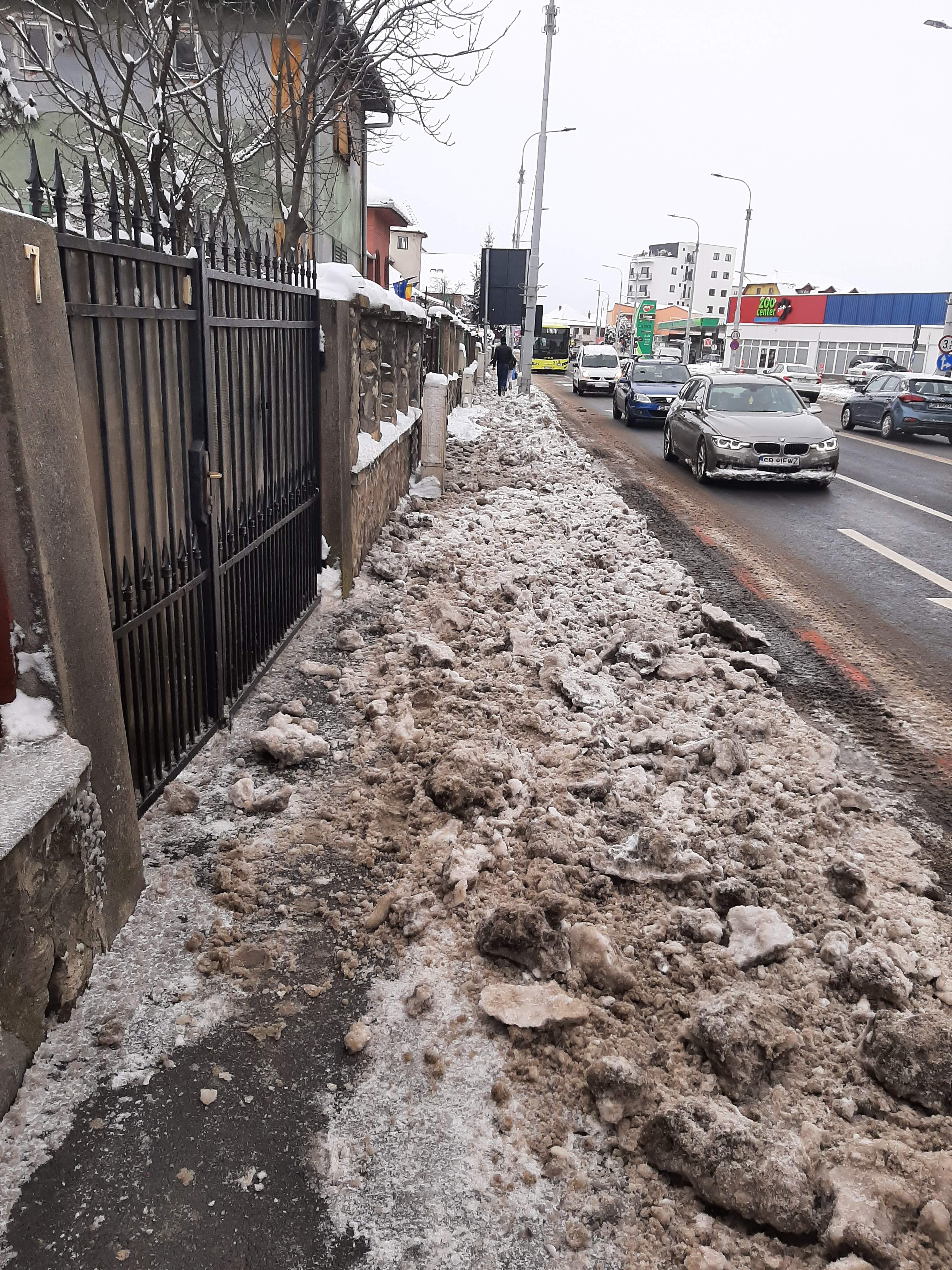 Zăpadă aruncată de utilajele de deszăpezire pe trotuarele de pe Alba Iulia. Soma: Sibienii sunt cei mai buni controlori ai noștri