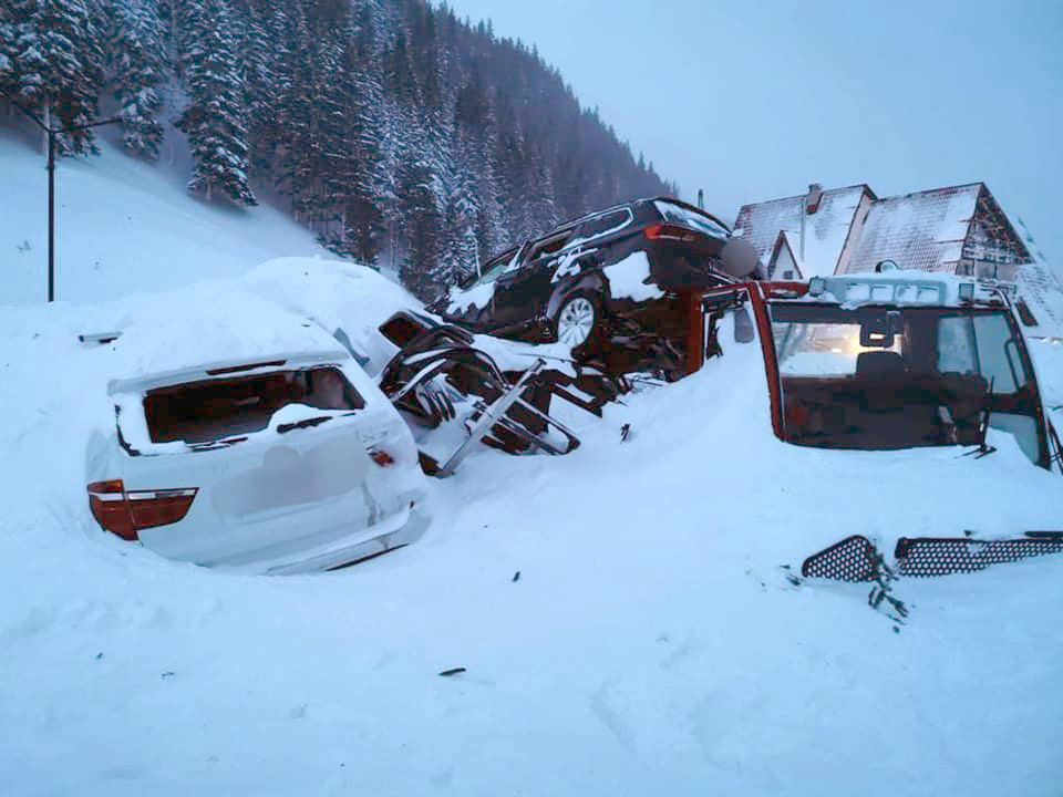 Dosar penal după avalanșa de la Cabana Capra de pe Transfăgărăşan. Au fost identificate 14 autovehicule, care nu au putut fi scoase încă din zăpadă