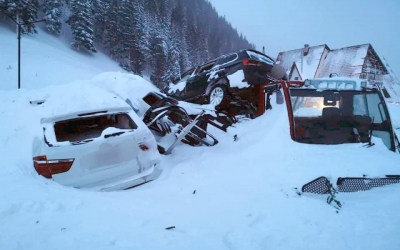 Dosar penal după avalanșa de la Cabana Capra de pe Transfăgărăşan. Au fost identificate 14 autovehicule, care nu au putut fi scoase încă din zăpadă