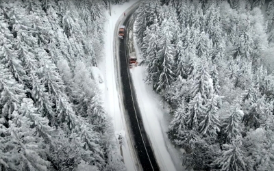 Imagini faine cu deszăpezirea de pe Transfăgărășan, până la Bâlea Cascadă. Zăpada are peste 1 metru jumătate și ninge în continuare
