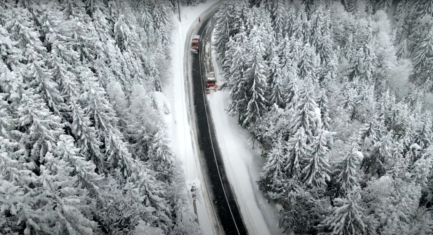 Imagini faine cu deszăpezirea de pe Transfăgărășan, până la Bâlea Cascadă. Zăpada are peste 1 metru jumătate și ninge în continuare