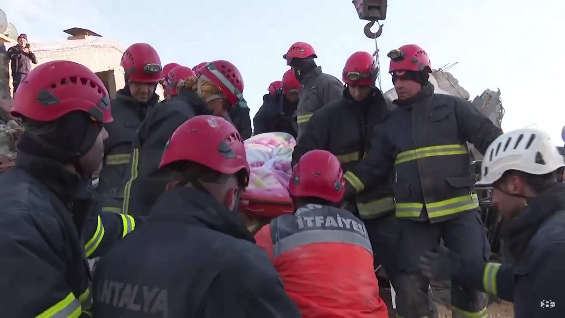 Turcia: O femeie scoasă în viaţă după 52 de ore petrecute sub dărâmături