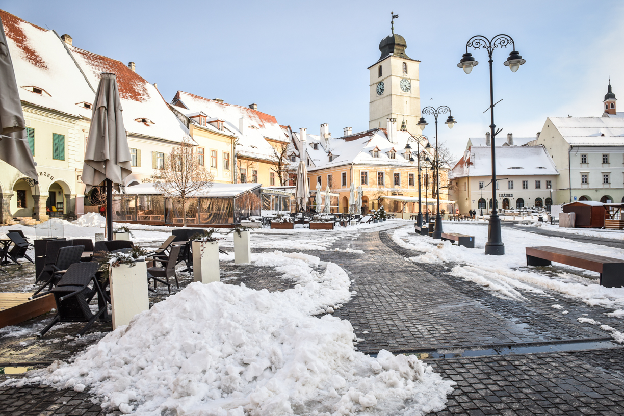 Maxime între 2 și -2 grade Celsius, astăzi, în Sibiu. Zăpadă de peste un metru în Păltiniș