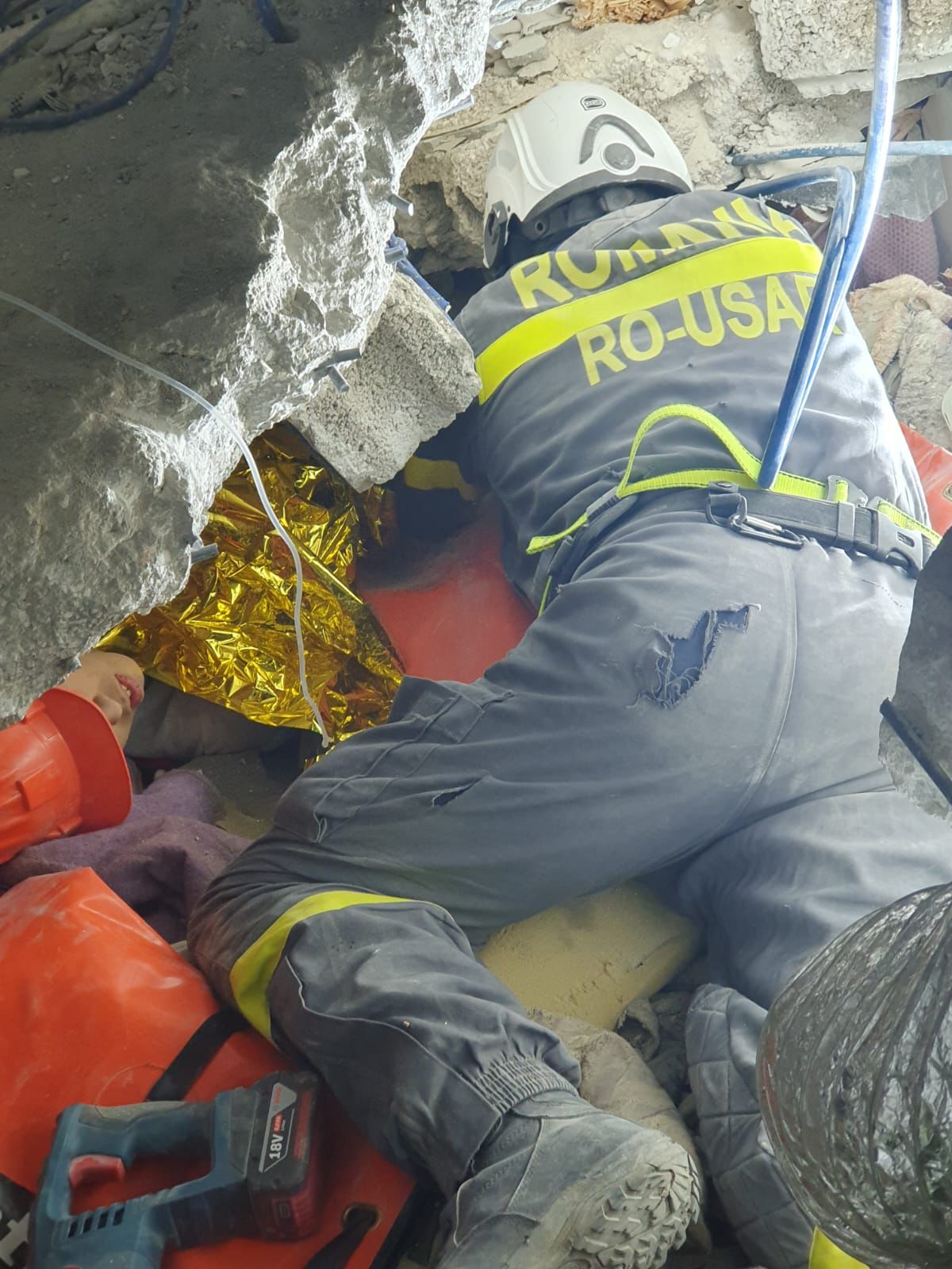 Salvatorii români aflaţi în Turcia au reuşit să scoată de sub dărâmături 4 persoane, inclusiv un adolescent de 16 ani