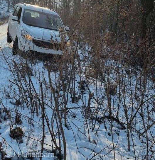 Pompierii din Hunedoara au salvat un şofer aflat într-o mașină ce risca să alunece într-o prăpastie