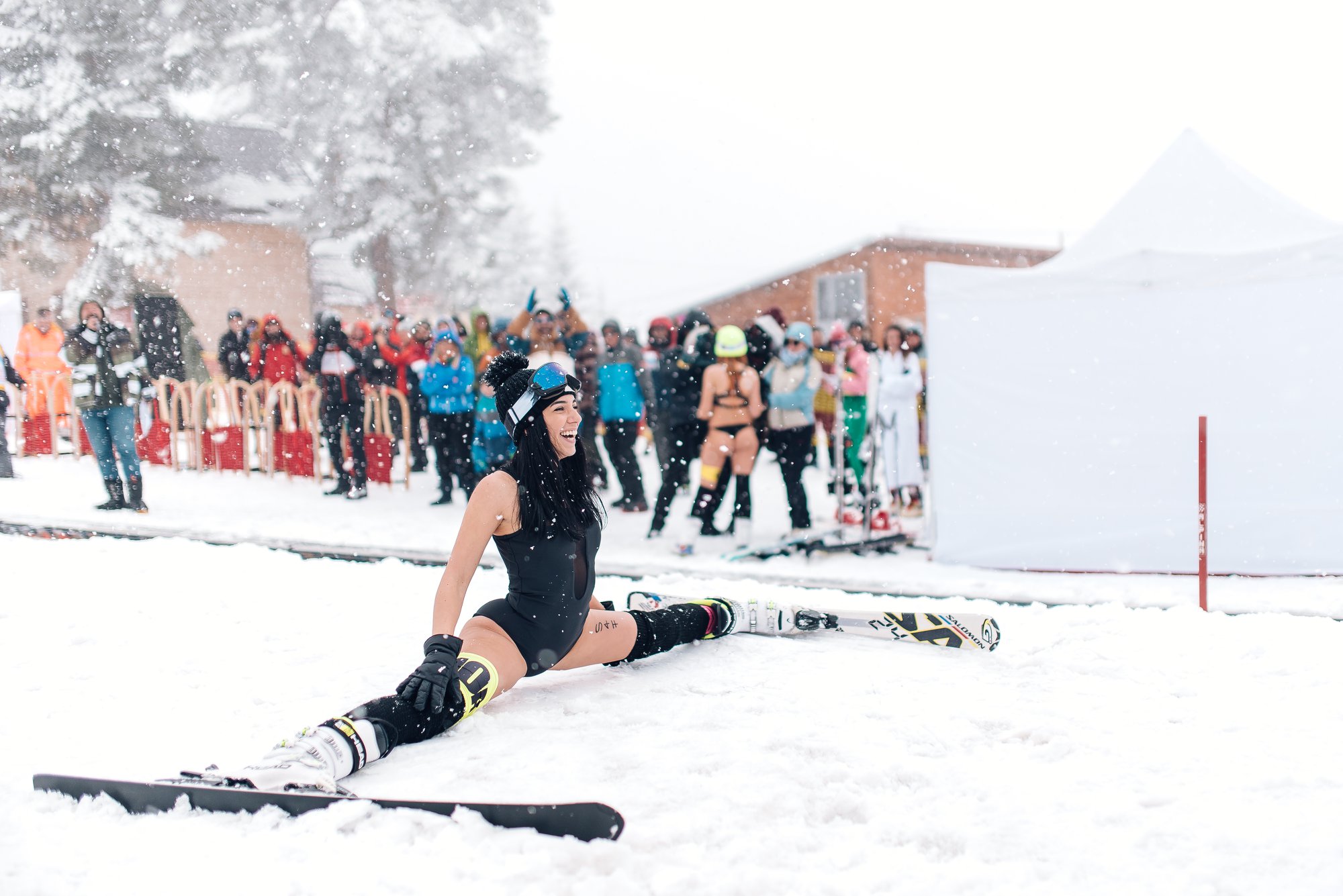 1200 de euro pentru cele mai trăznite ambarcațiuni și o excursie la schi pentru câștigătoarea Bikini Race