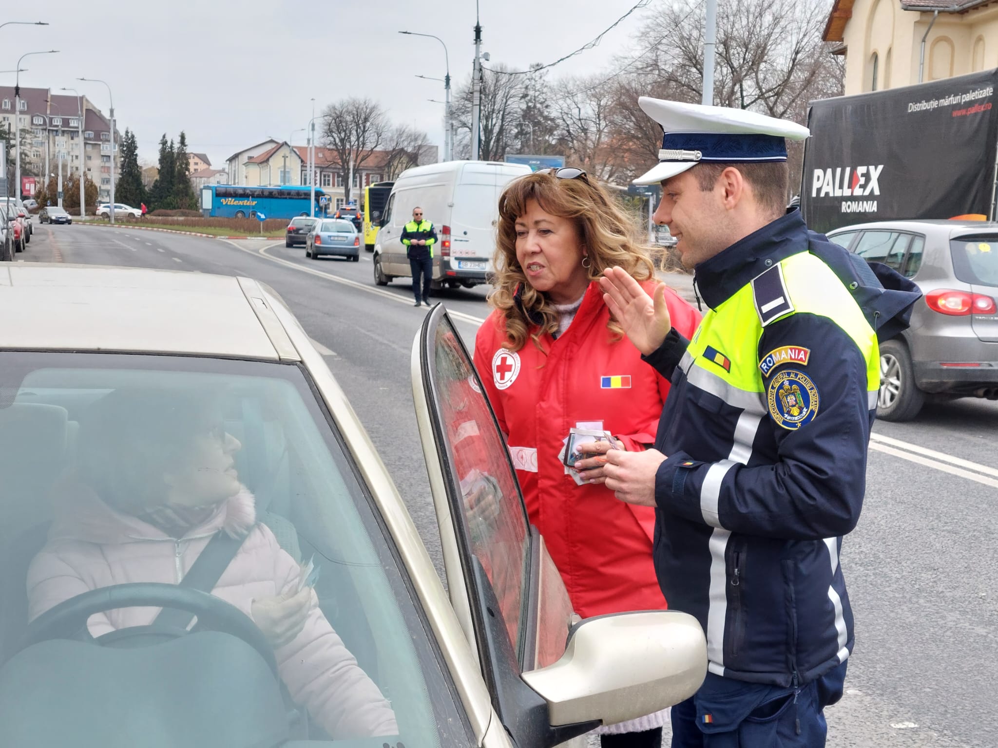Polițiștii, voluntarii Crucii Roșii și inspectorii R.A.R din Sibiu au împărțit mărțișoare șoferițelor: „Femeile sunt totul și totul le ocupă timpul”