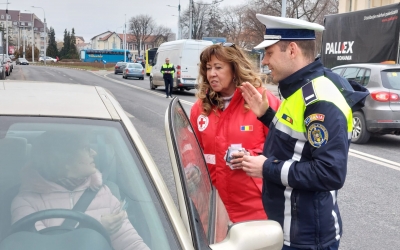 Polițiștii, voluntarii Crucii Roșii și inspectorii R.A.R din Sibiu au împărțit mărțișoare șoferițelor: „Femeile sunt totul și totul le ocupă timpul”