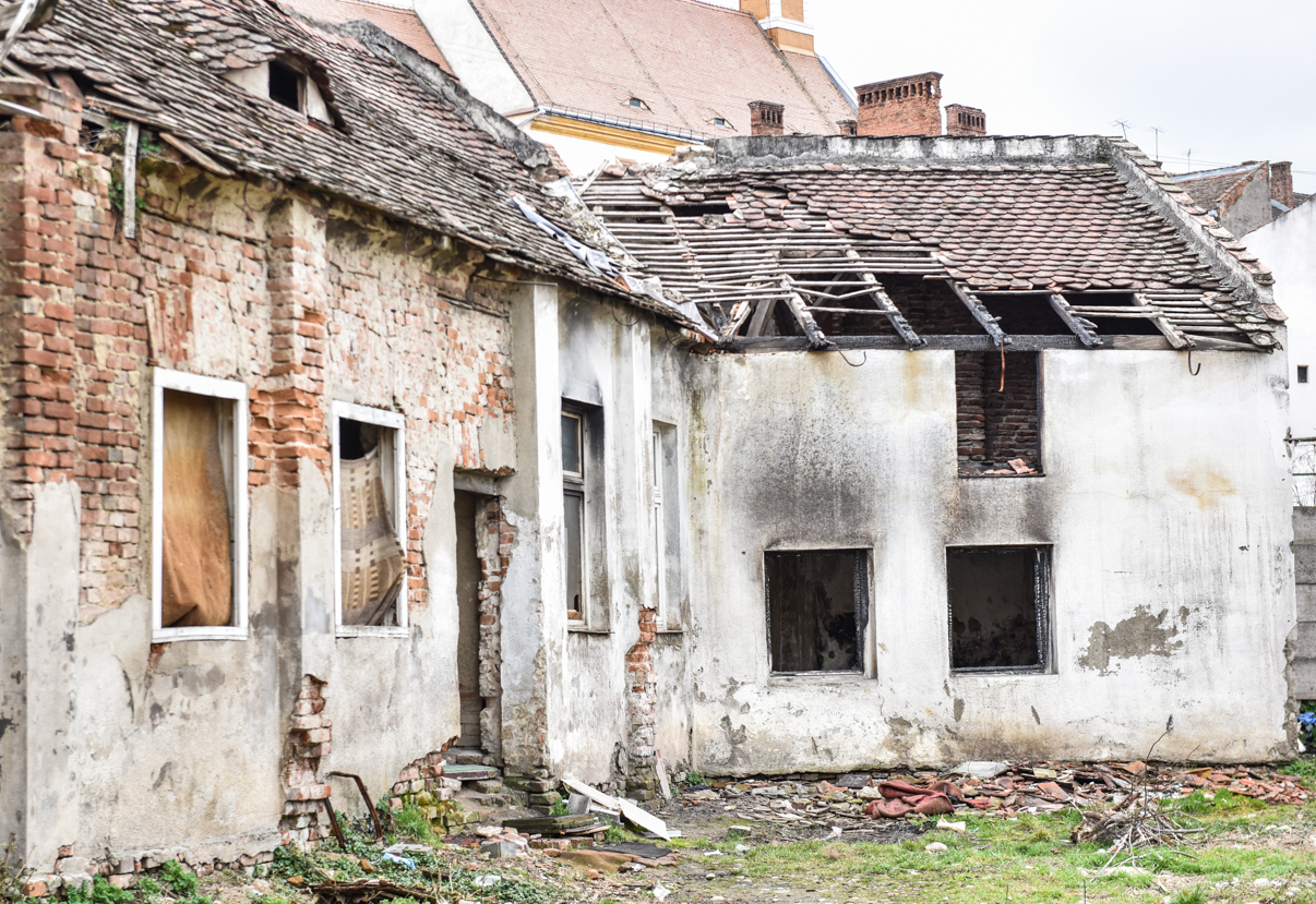 Istoria casei în care au murit doi oameni ai străzii, relatată de un fost candidat la Primăria Sibiu: ”Părinții mei au transformat cum au putut acel coteț de porci într-o cameră de 10 mp”