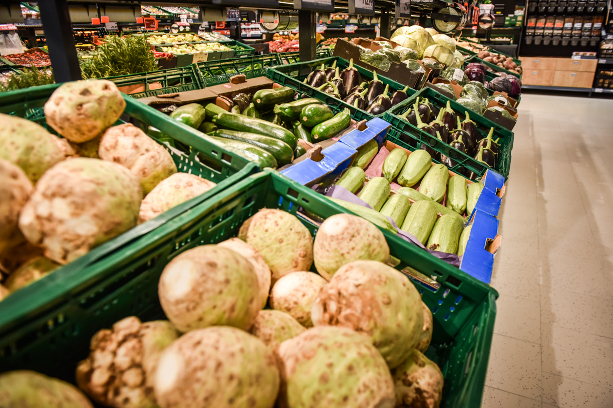 Raport: valoarea coşului minim de consum pentru un trai decent pentru o familie de 2 adulţi şi 2 copii este de 8.659 lei