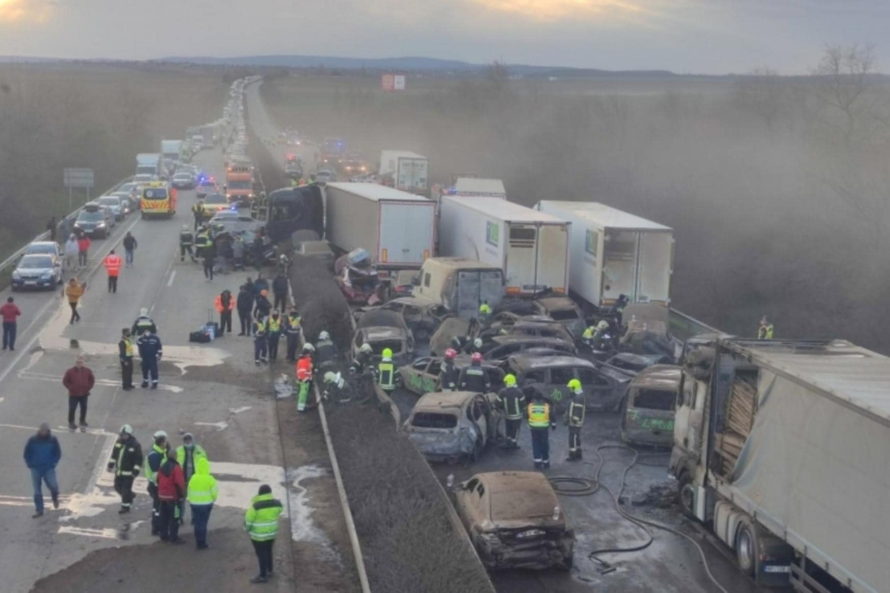 Trei români au fost răniți într-un grav accident rutier petrecut pe autostrada M1 din Ungaria. Unul este în stare gravă