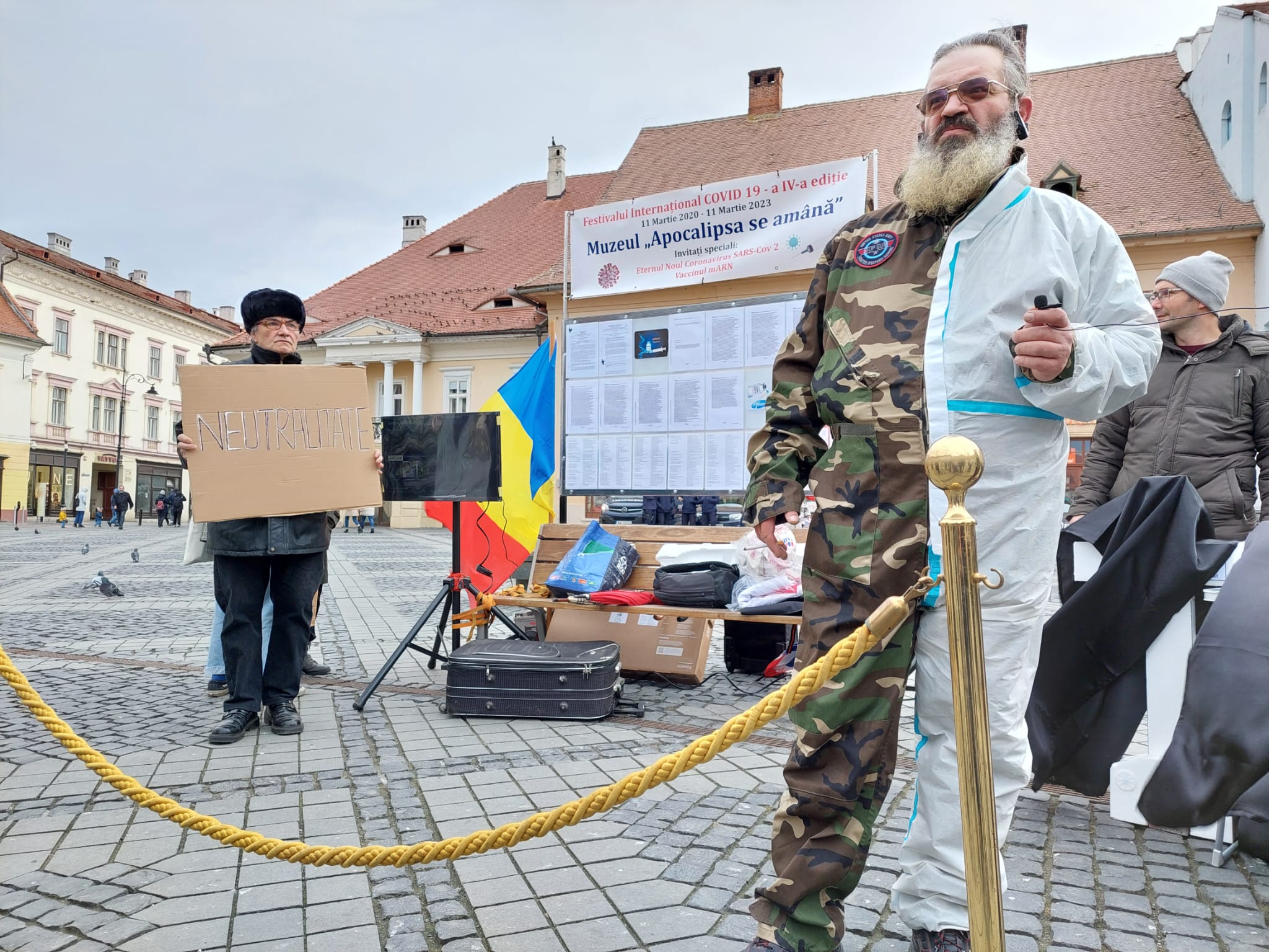 Aproximativ 40 de persoane au fost prezente la spectacolul – protest realizat de Doru Apostol în Piața Mare din Sibiu: „Dacă trebuia să laud un partid sau altul era înghesuială cu stegulețe”