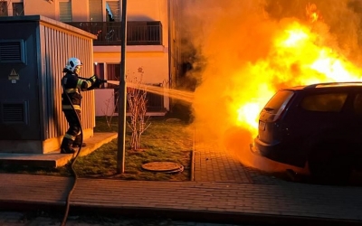 O mașină a luat foc într-o parcare din Sibiu. Incendiul a afectat alte patru autoturisme