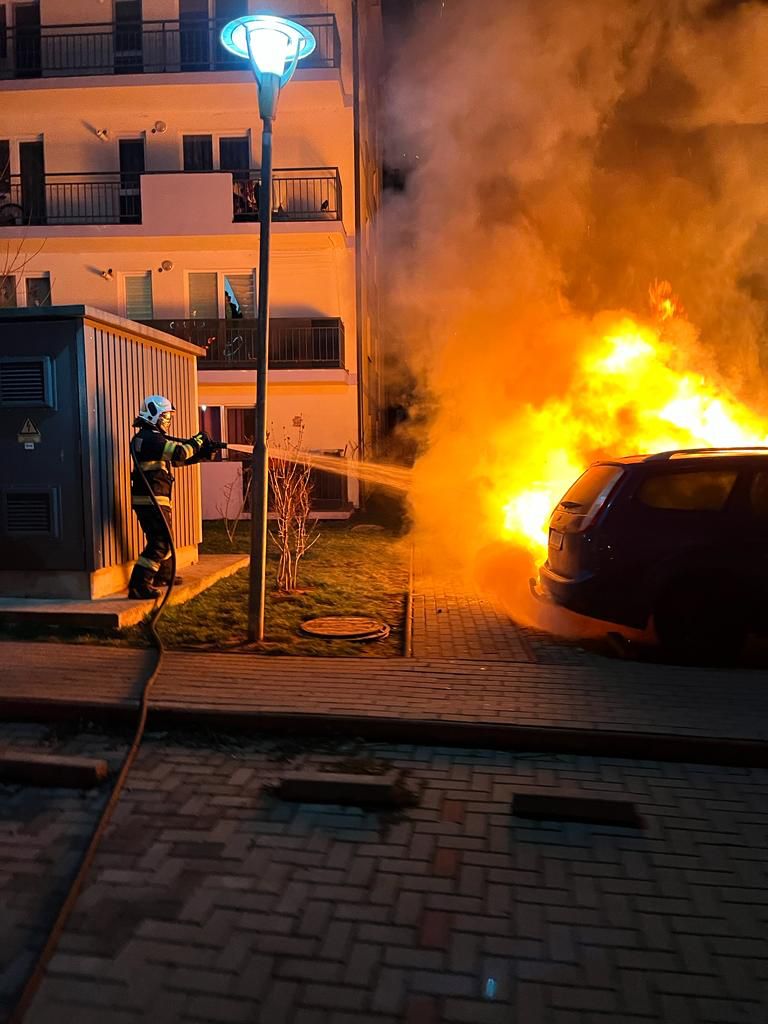 O mașină a luat foc într-o parcare din Sibiu. Incendiul a afectat alte patru autoturisme