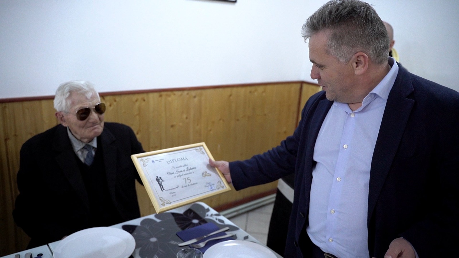 Un cuplu din Mediaș a împlinit 75 de ani de căsătorie. Ludovica și Ioan, felicitați de primarul orașului