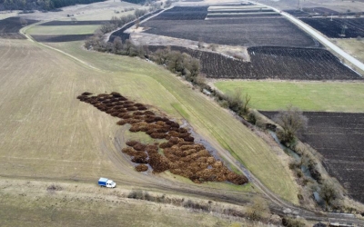Cantități mari de gunoi de grajd depozitate pe malul unui curs de apă pe Valea Hârtibaciului. Decizia Gărzii de Mediu