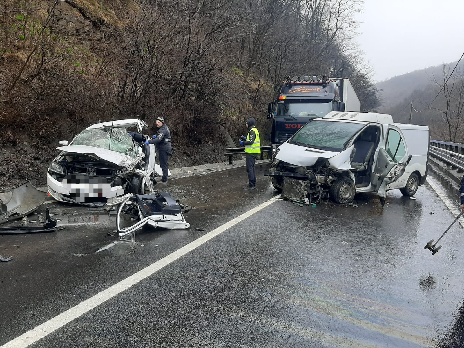 Accident la Boița. Coliziune frontală după ce șoferul unui microbuz a intrat pe contrasens, 4 răniți, printre care și o fetiță de 2 ani