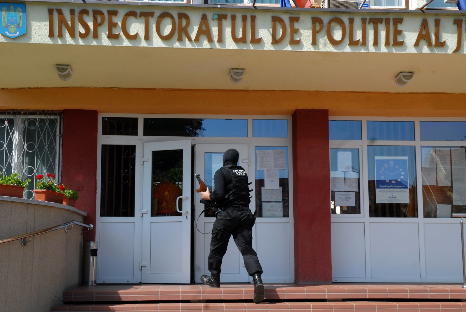 După 28 de ani în branșă, un polițist s-a ”vândut” pe cașcaval, salam și folie de plastic. Închisoare cu suspendare, după ce un alt dosar i-a fost clasat