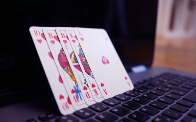 Principalele caracteristici ale Pokerului care îl Diferențiază de Celelalte Jocuri de Cazino