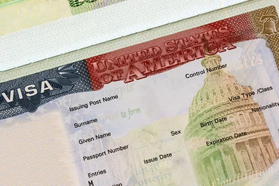 Doi senatori americani au introdus un proiect de lege care recomandă includerea României în programul Visa Waiver