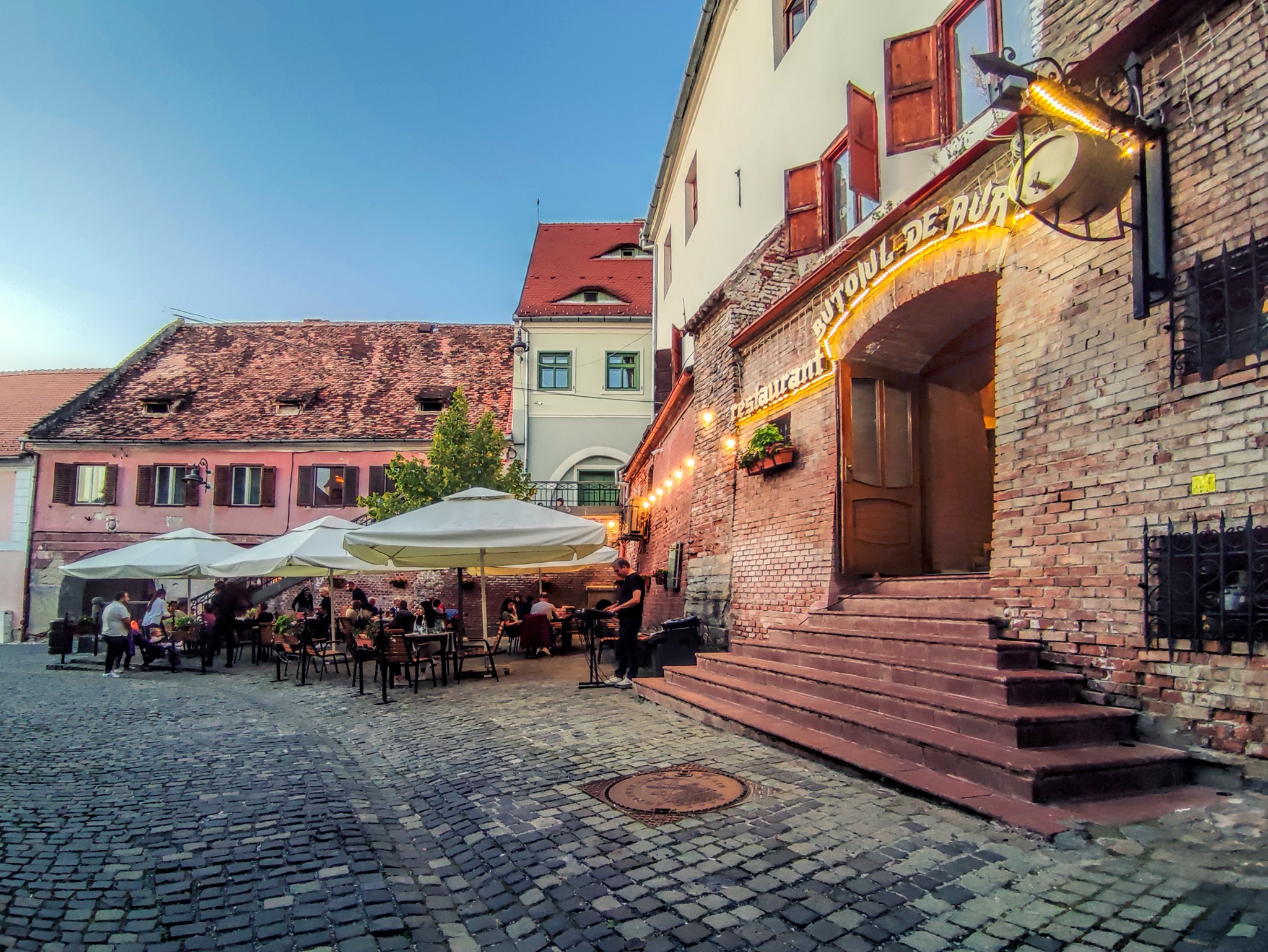 Dispare „Butoiul de Aur”, considerat cel mai vechi restaurant din România. În locul lui se va deschide o berărie