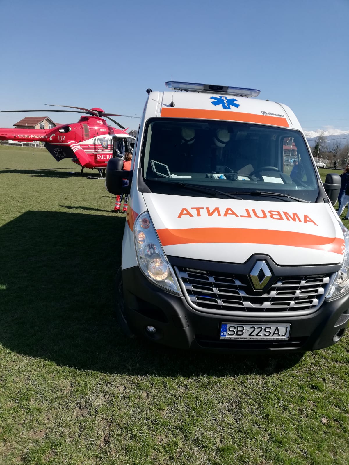 Avrig: Un copil de 12 ani și-a prins piciorul într-un motocultor. Elicopterul SMURD l-a dus la Tg. Mureș