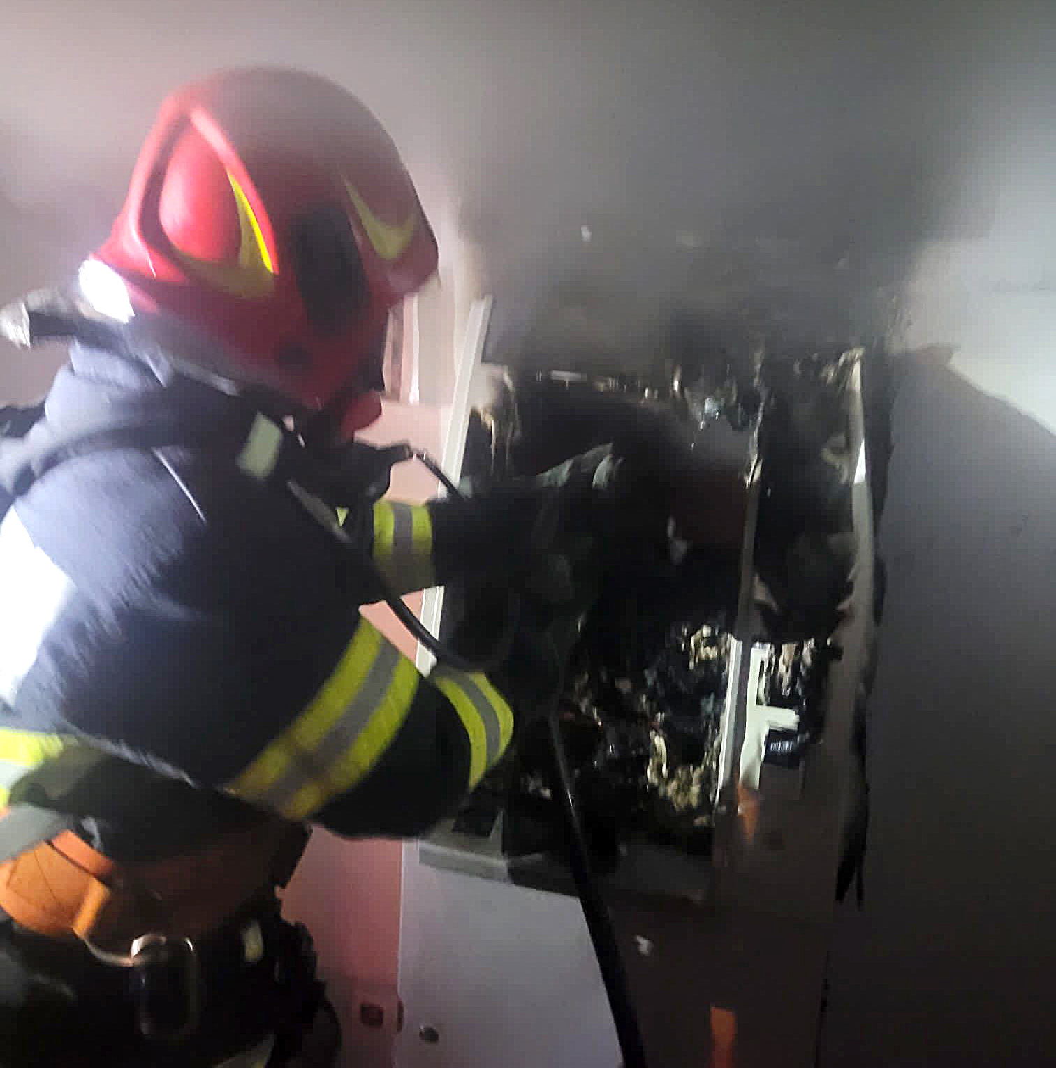 Polițiștii l-au găsit pe sibianul care a vrut sa fure banii dintr-un ATM, dar nu a reușit decât să provoace un incendiu