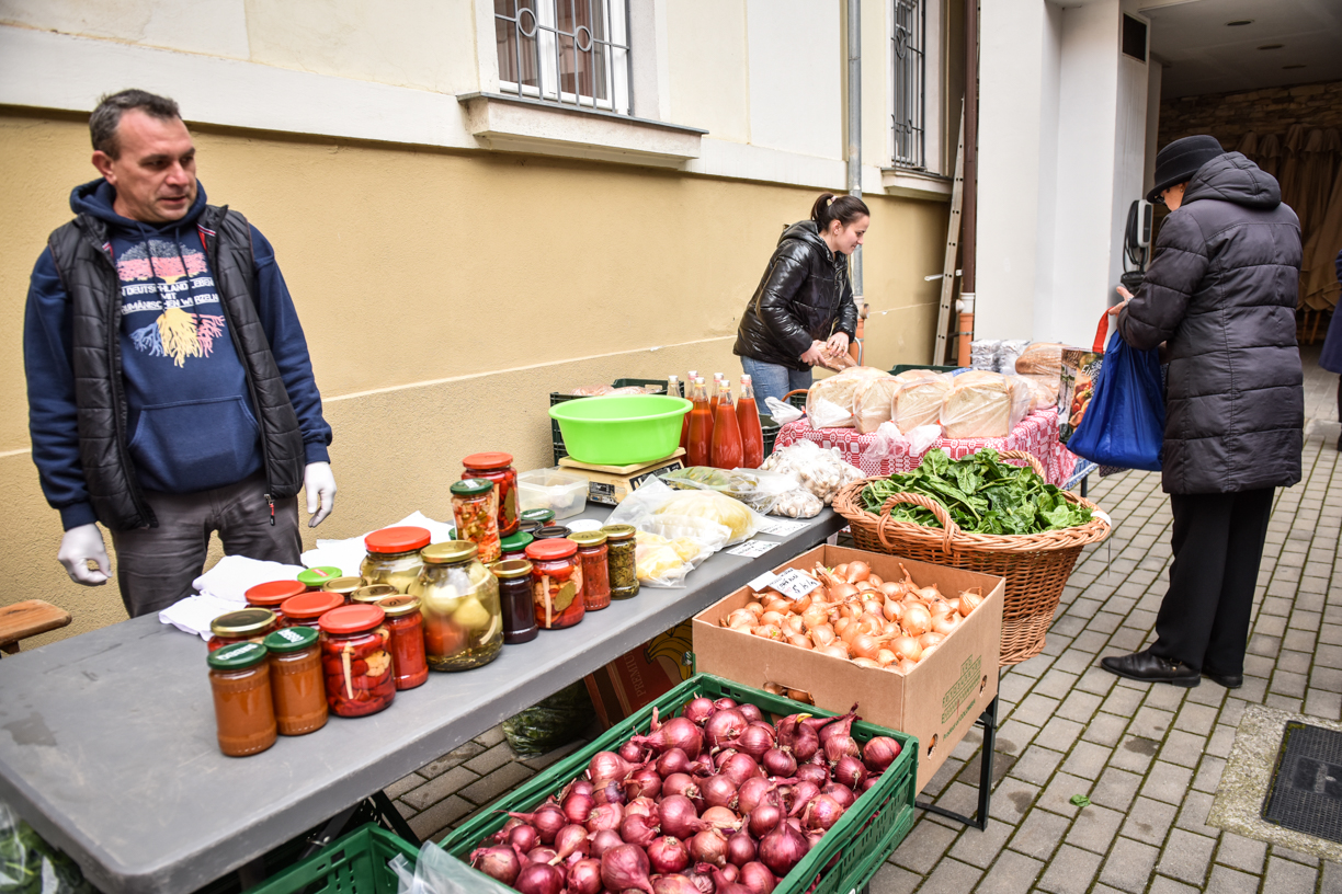Legume, fructe, pui, ouă și patiserie, vineri, în curtea Consiliului Județean