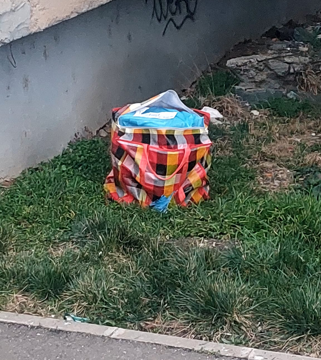 Alertă pentru o cutie de carton abandonată pe strada Siretului. După o oră, s-a descoperit ce era înăuntru