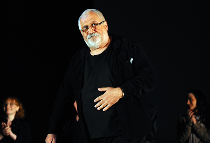 Silviu Purcărete s-a retras de pe lista nominalizărilor la Premiile UNITER. „Juriul sau chiar Senatul însuşi să desemneze pe unul din tinerii sau, mult mai corect, pe una din tinerele leoaice ale regiei românești”