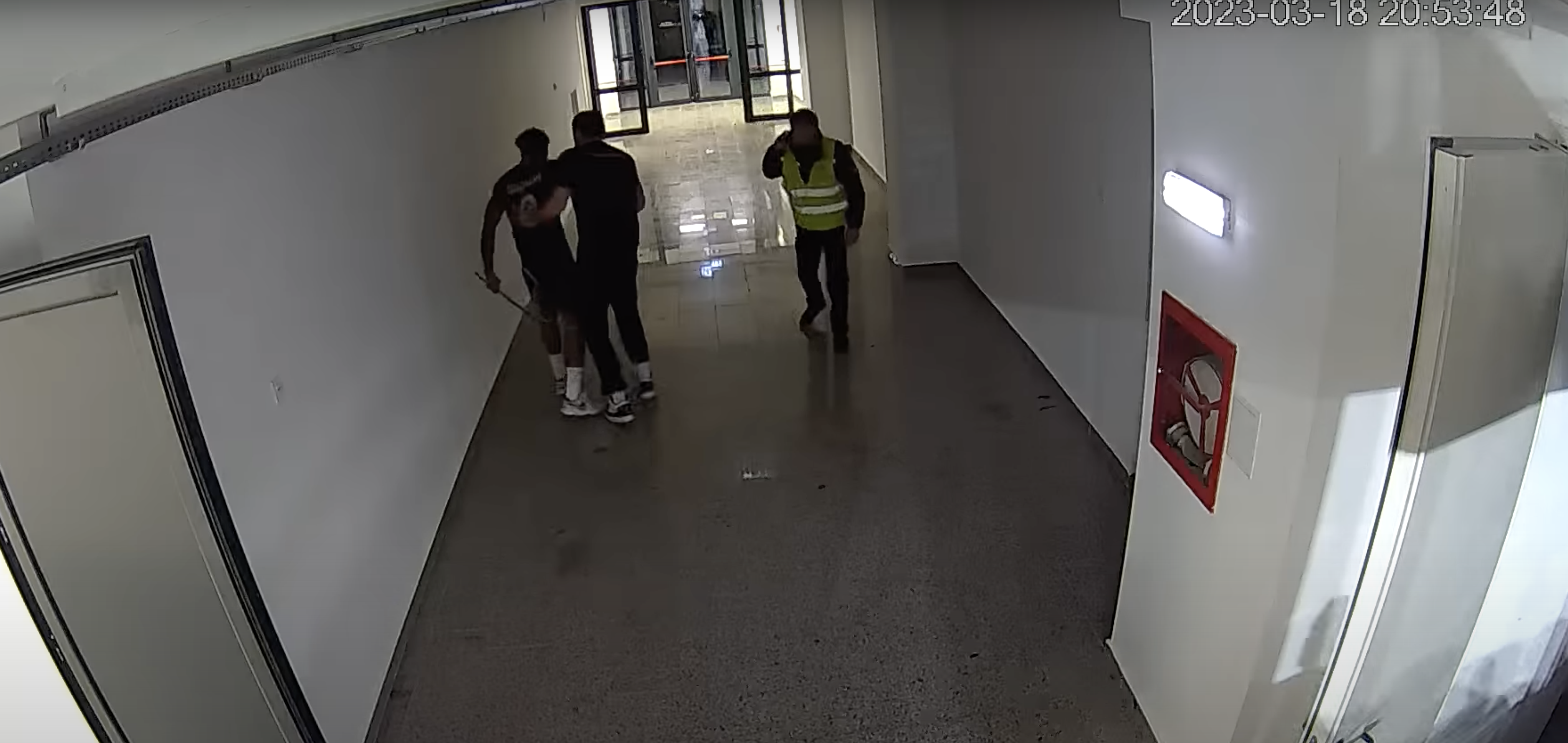 Un jucător al Clujului a intrat cu o rangă în sală la meciul cu CSM Oradea