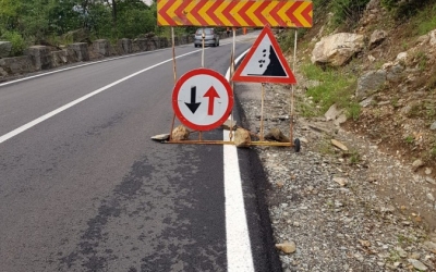 Panouri care avertizează că urmează o curbă periculoasă furate pe Transfăgărășan. Zeci de indicatoare rutiere lipsesc de pe drumurile județului Sibiu