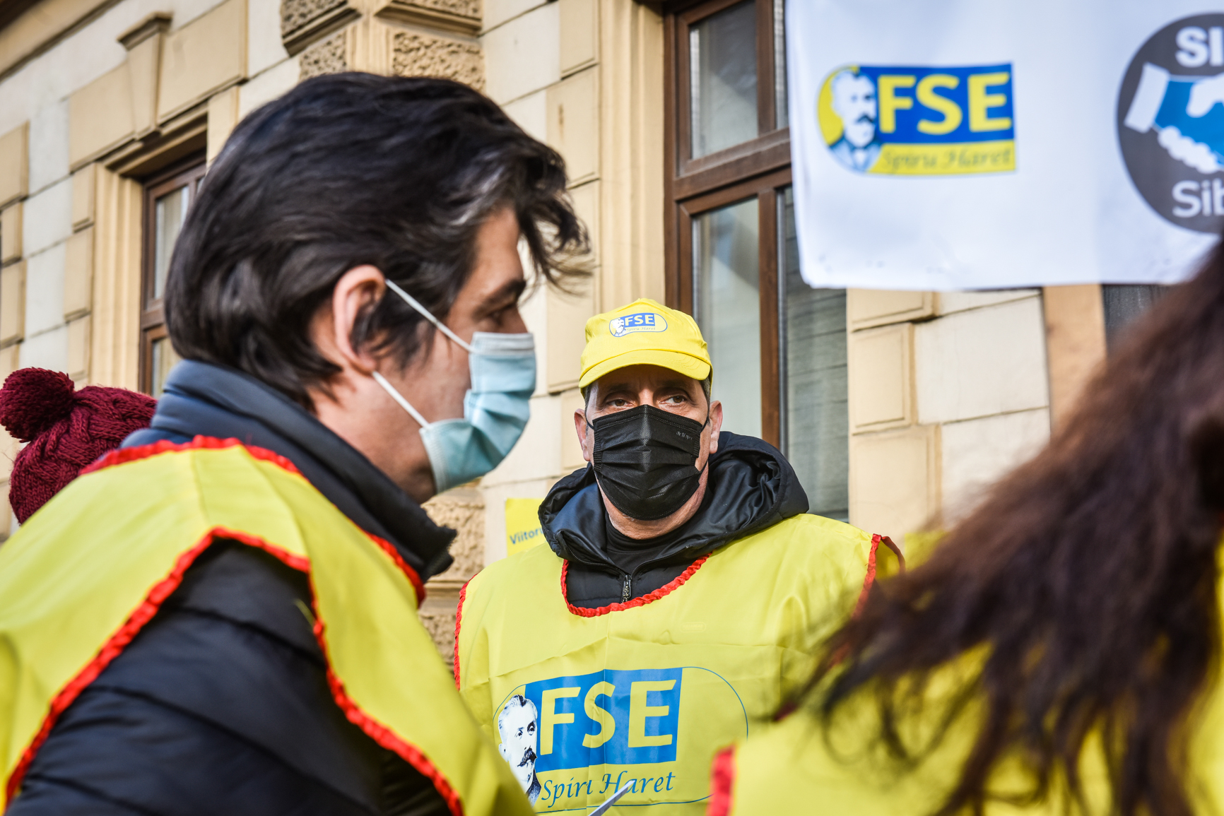 Dascălii sibieni ies în stradă. 28 martie - proteste în fața Prefecturii