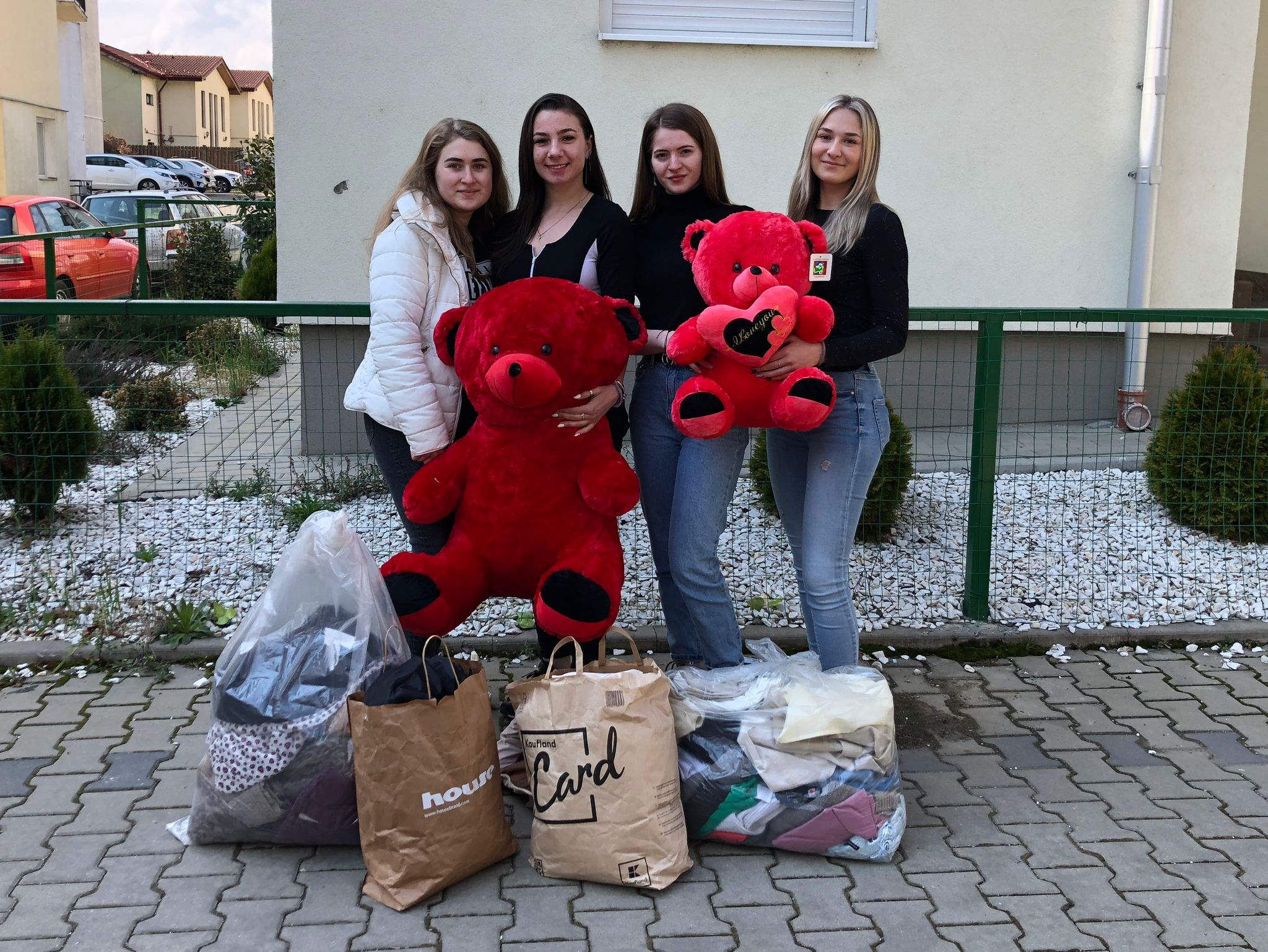 De la un proiect pentru facultate, la o campanie caritabilă. Patru studente din Sibiu strâng bani pentru copiii de la Casa Sf. Iosif din Odorheiul Secuiesc