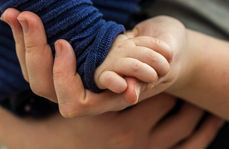 Fetița de cinci săptămâni abandonată pe un câmp nu poate fi adoptată încă, chiar dacă sunt multe cereri. Pașii în adopția unui copil