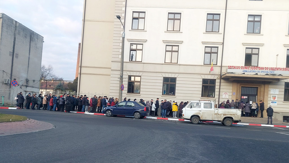 Trei motive, dintre care două nejustificate, pentru care sibienii se înghesuie la ”Policlinică” la prima oră a zilei